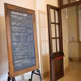 Cos� come sono posizionate le antiche bacheche in legno con le quotazioni delle merci...